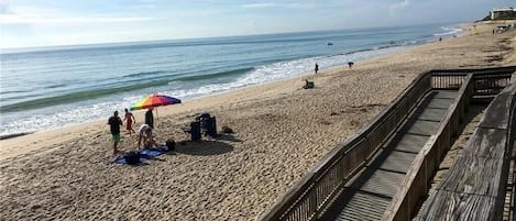 Playa en los alrededores y sombrillas