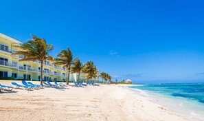 En la playa y camastros 