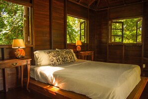 5 Schlafzimmer, Zimmersafe, Schreibtisch, Bügeleisen/Bügelbrett