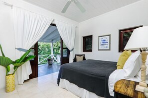 5 間睡房、房內夾萬、書桌、熨斗/熨衫板