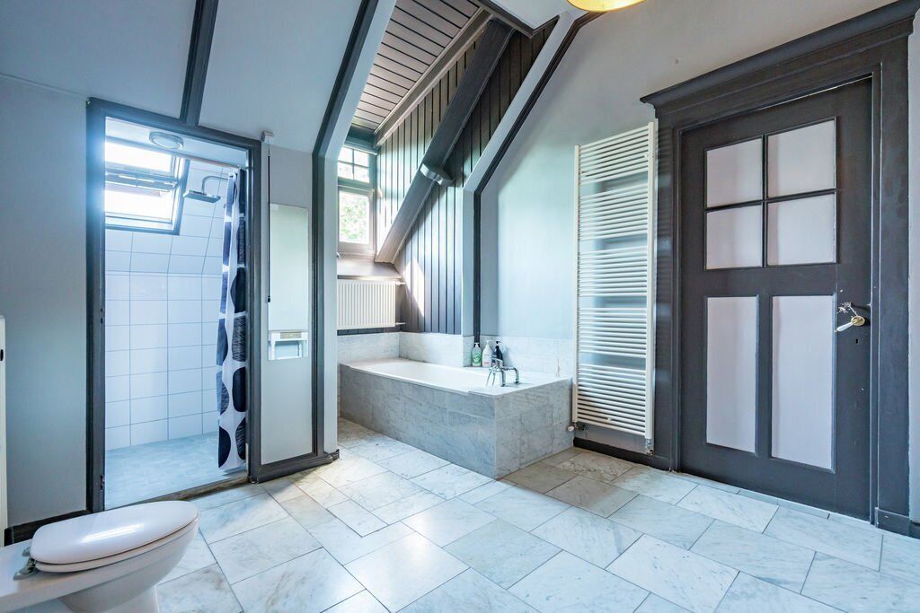 Combined shower/tub, jetted tub, hair dryer, towels