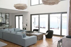 Télévision, cheminée, chaîne hi-fi