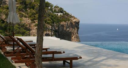 Vue paradisiaque dans une villa sur le Port d'Andratx avec piscine INFINITY