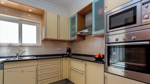 Frigorifero, microonde, forno, piano cottura