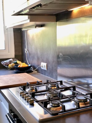 Frigorifero, microonde, forno, piano cottura