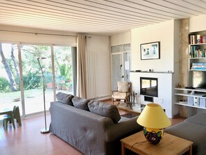 TV, libri, impianto stereo