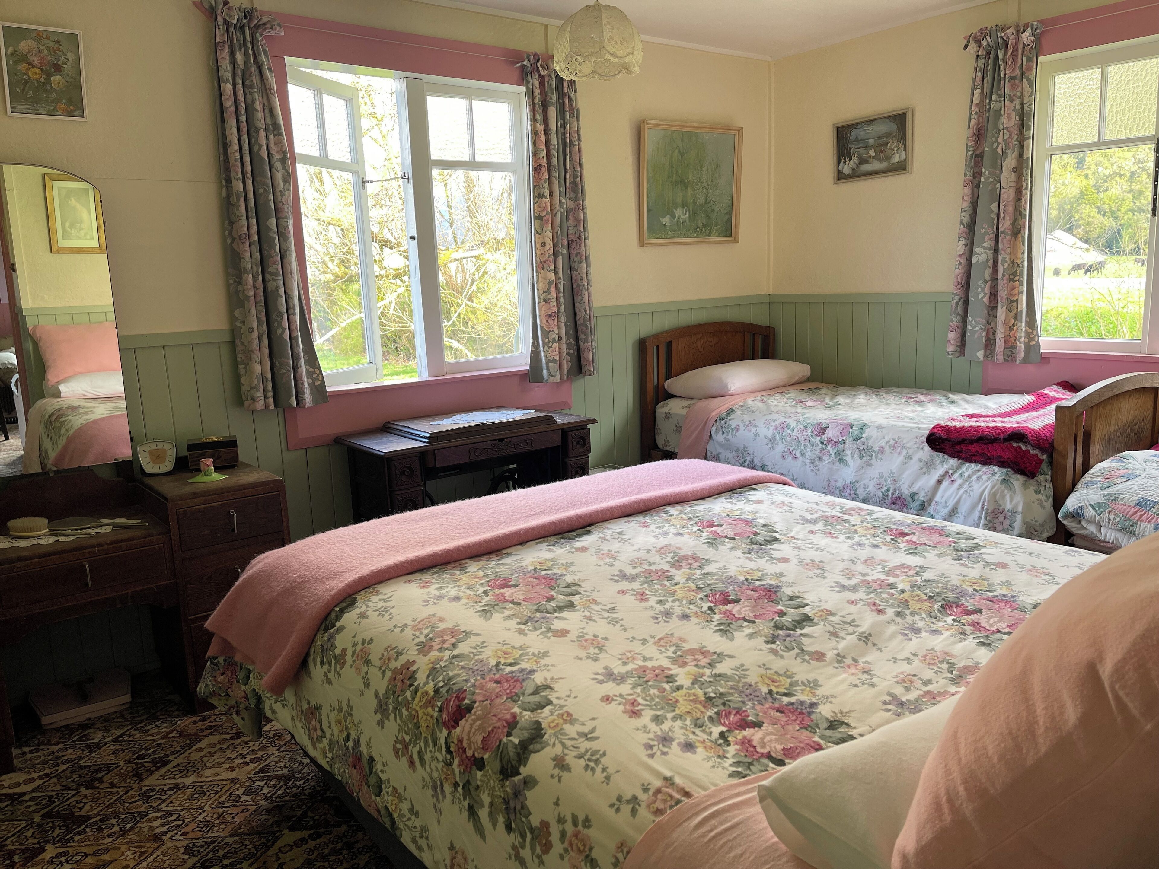 2 bedrooms, iron/ironing board, bed sheets