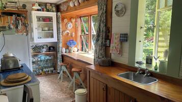 Fridge, oven, stovetop, coffee/tea maker