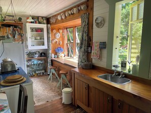 Kylskåp, ugn, spishäll och kaffe- och tebryggare