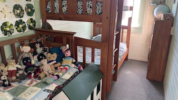 2 bedrooms, iron/ironing board, bed sheets