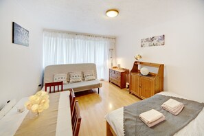 3 bedrooms, iron/ironing board, free WiFi, bed sheets