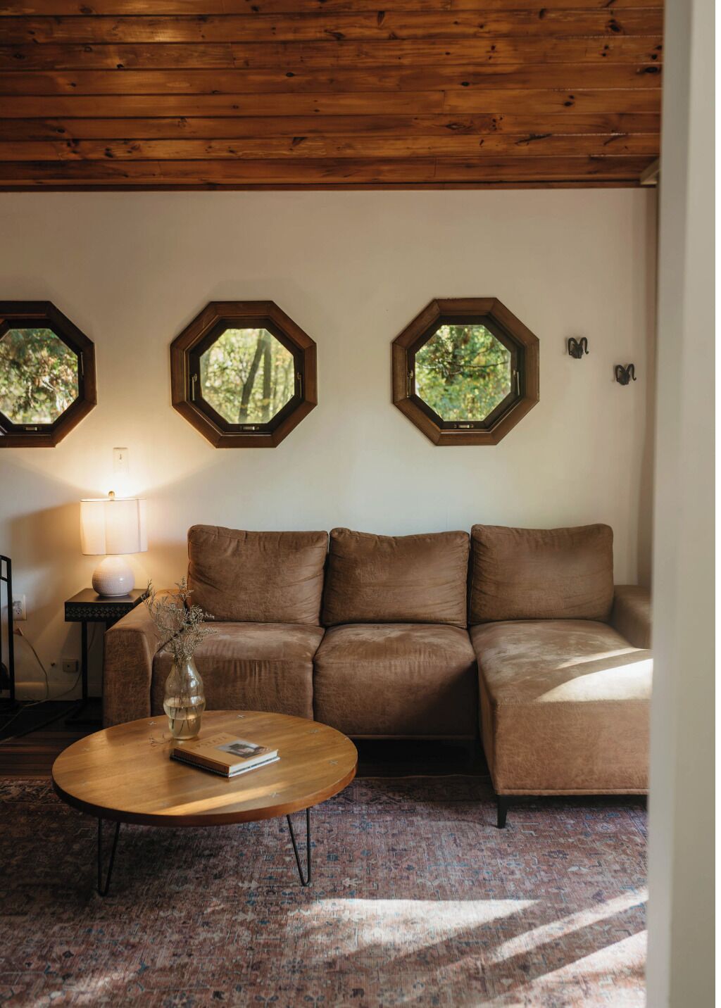 Smart TV, fireplace, books, streaming services