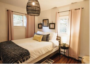 3 bedrooms, desk, iron/ironing board, WiFi - Pool, sauna, large 2000sf deck, tennis court, a private trail, 15.5 acres  (Kerhonkson)