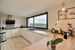 Fridge, microwave, oven, stovetop - VILLA KORRIGANS - Villas des Sables (Plurien)