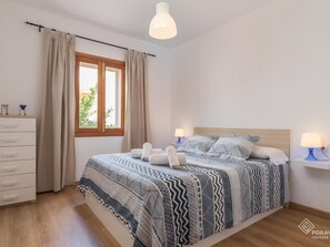 3 chambres, fer et planche à repasser, accès Internet, draps fournis