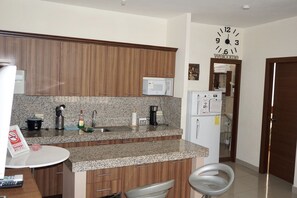 Een koelkast, een microgolfoven, een kookplaat