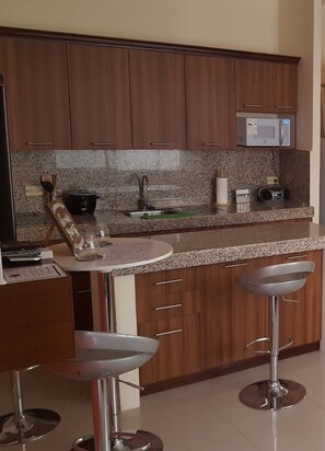 Een koelkast, een magnetron, een kookplaat