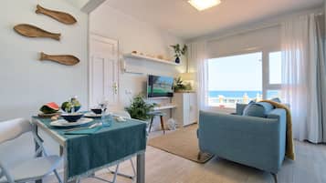 Een televisie, boeken en een stereo