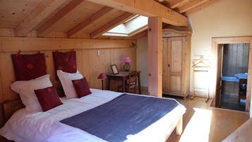 4 bedrooms, iron/ironing board, travel crib, free WiFi