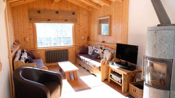TV, caminetto, lettore DVD, libri