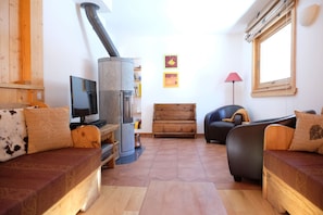 TV, fireplace, DVD player, books - Beautiful chalet in Chamonix in a quiet, garden full south, beautiful view. (Chamonix-Mont-Blanc)