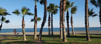 185m2 penthouse 4 minutes from the beach, with a large terrace in a pedestrian area.