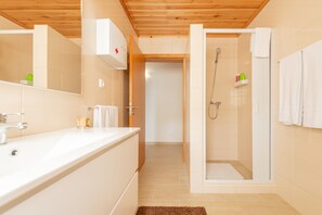 Dusche, Haartrockner, Handtücher, Seife