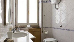 Un bany amb rentamics, vàter i bidet.