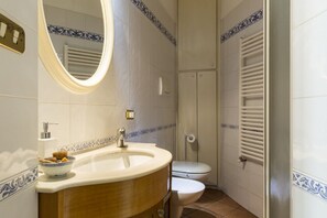 Douche, sèche-cheveux, bidet, serviettes fournies