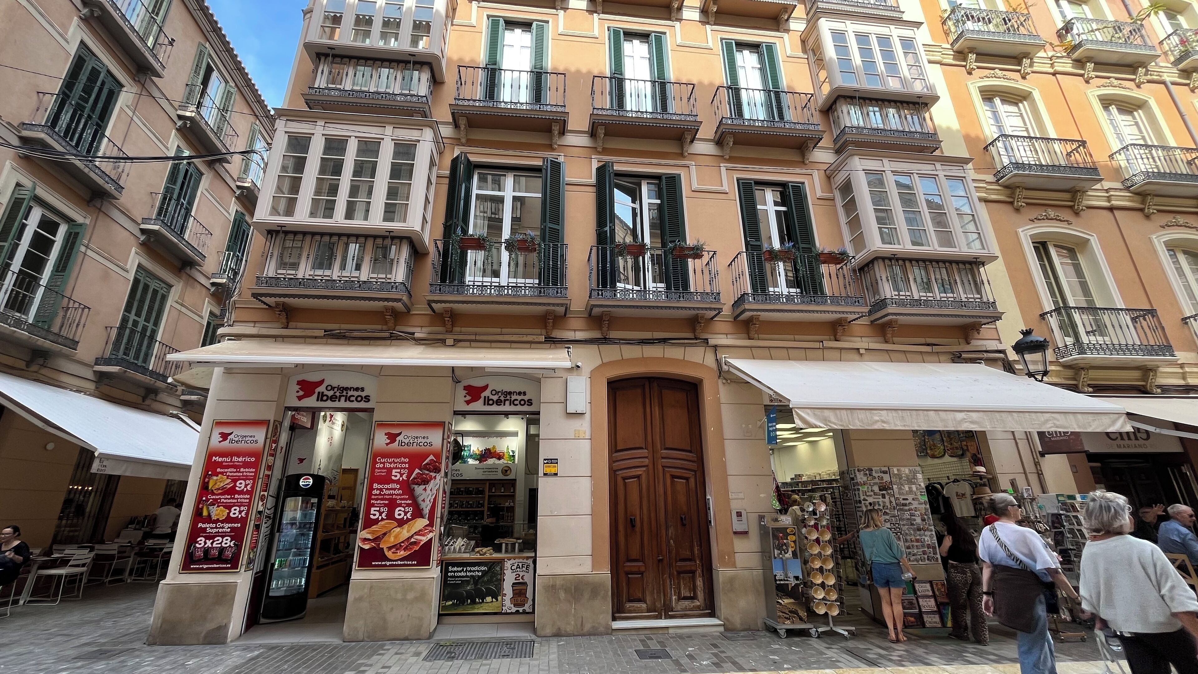 Ein Gebäude mit einer Schaufensterfront, auf der 