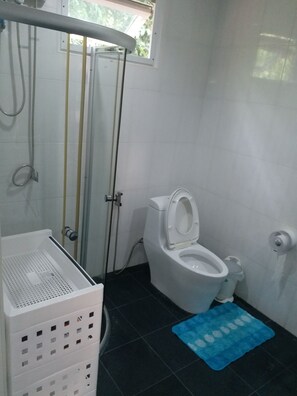 Shower, hair dryer, towels, soap - Résidence Chez Nous,, Deluxe Studios (50 M²) with hotel service + pool  (PHUKET)