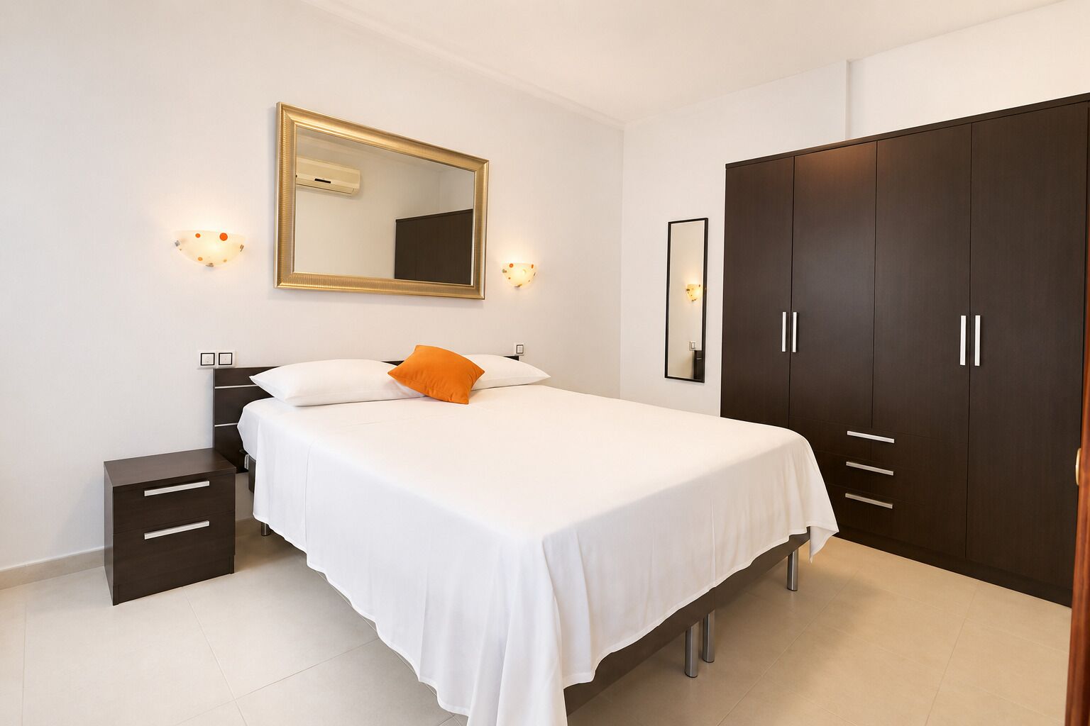 2 habitaciones, tabla de planchar con plancha, wifi y ropa de cama 