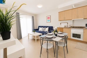 Un apartamento moderno con comedor, cocina y sala de estar.