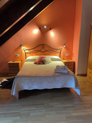 5 habitaciones, cuna de viaje, wifi gratis y ropa de cama