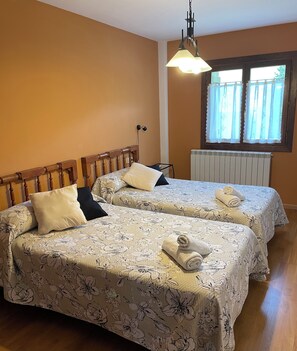 5 bedrooms, travel crib, free WiFi, bed sheets - SPECIAL OFFER - Rural house (full rental) Rincón de Bachatos  (Biescas)