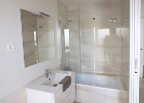 Ensemble douche/baignoire, sèche-cheveux, serviettes fournies