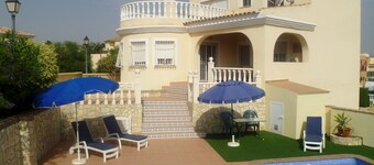 Tilava 3 makuuhuoneen moderni perheystävällinen huvila + uima-allas lähellä kaikkia mukavuuksia. 