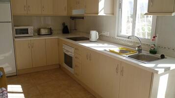 Frigorífic, microones, forn i placa de cuina