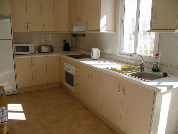Fridge, microwave, oven, stovetop - Spacious 3 bedroom modern  family friendly villa+pool. (Turre)