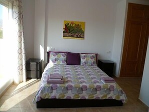 3 bedrooms, travel cot, free WiFi, bed sheets