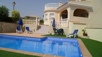 Piscine extérieure, chaises longues