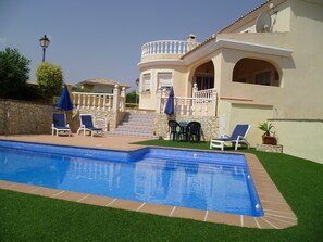 Outdoor pool, pool loungers