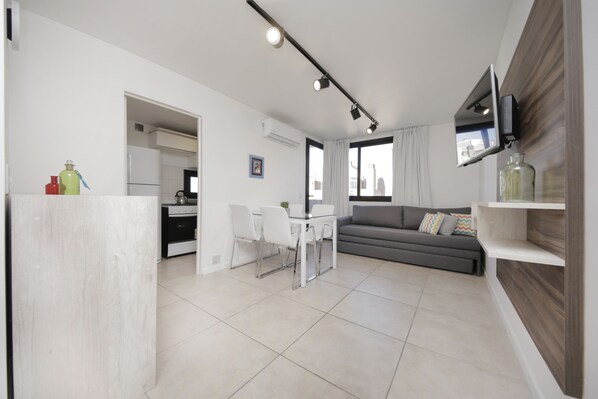 Apartemen, Beberapa Tempat Tidur, Bebas Asap Rokok | Ruang keluarga | Televisi LED 32-inci dengan saluran TV kabel dan TV