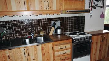 Kylskåp, spishäll och kaffe- och tebryggare