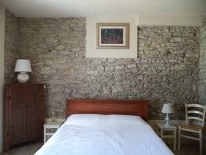 2 bedrooms, desk, WiFi, bed sheets - A corner of paradise with breathtaking views of the hills! (Parlascio)