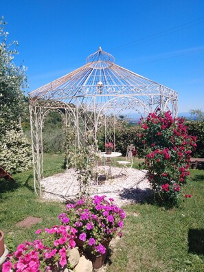 Outdoor dining - A corner of paradise with breathtaking views of the hills! (Parlascio)