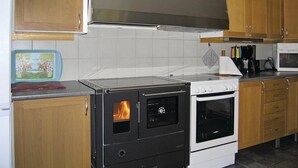 Ett kök med spis, ugn och mikrovågsugn.