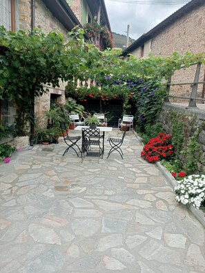 Outdoor dining - THE HOUSE OF WHEELS (Pujayo)