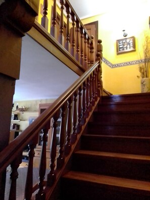 Interior - THE HOUSE OF WHEELS (Pujayo)