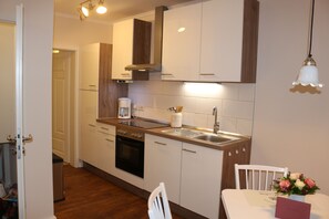 Een koelkast, een magnetron, een oven, een kookplaat